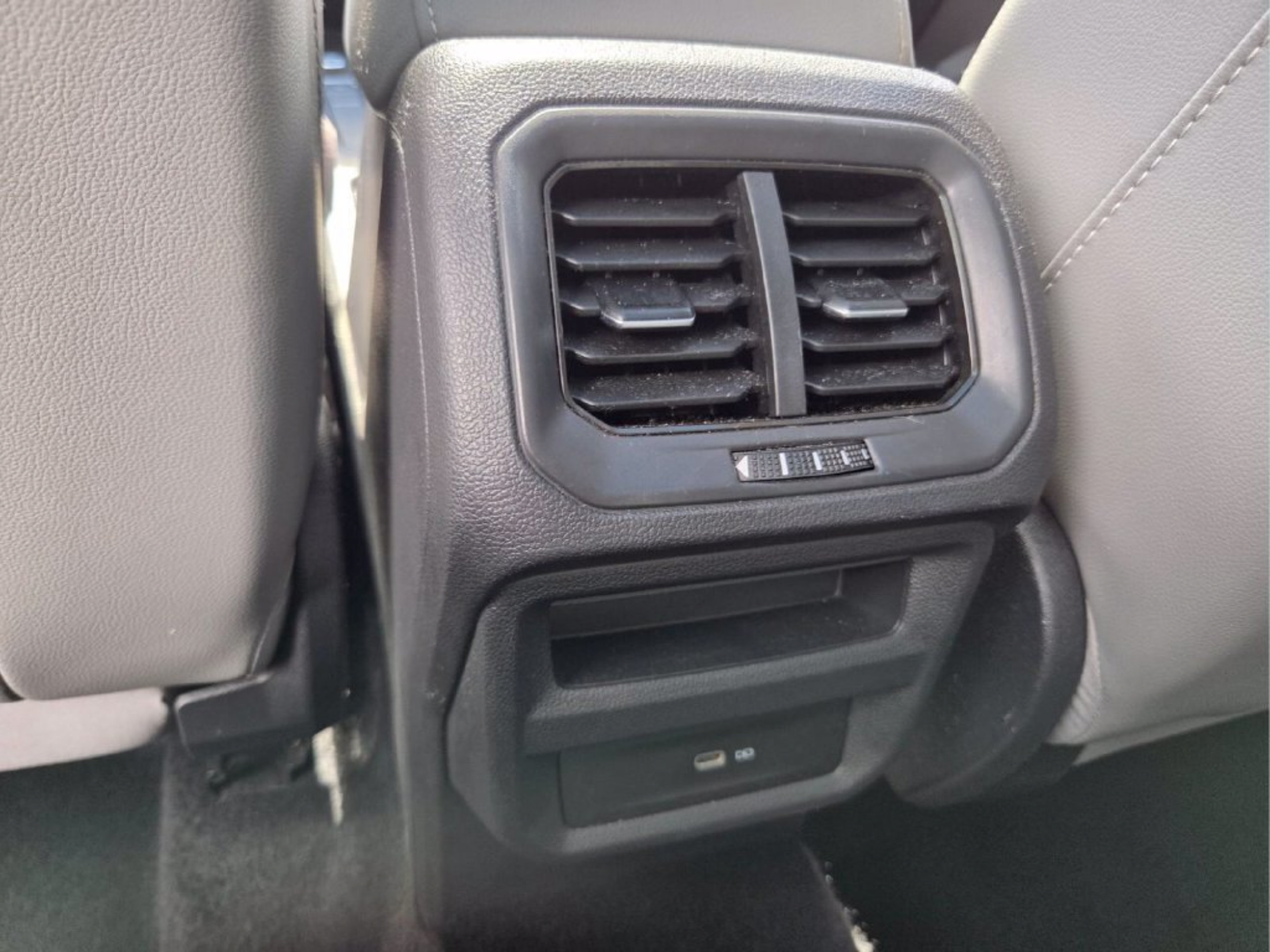 Used 2022 Volkswagen Taos SE w/ Panoramic Sunroof Package FWD image 14