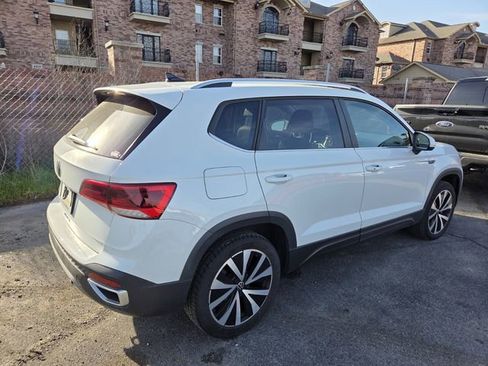 Used 2022 Volkswagen Taos SE image 4