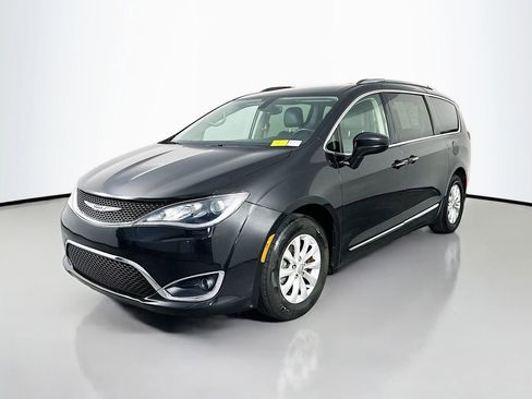 Used 2019 Chrysler Pacifica Touring-L FWD image 3