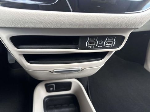 Used 2024 Chrysler Pacifica Touring-L image 25