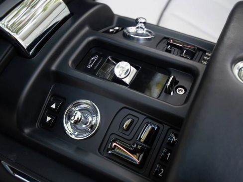 Used 2016 Rolls-Royce Phantom Drophead Coupe image 38