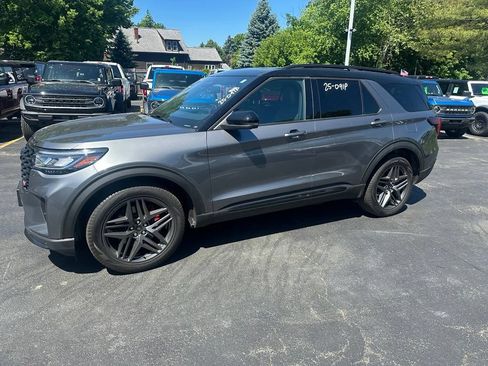 Used 2025 Ford Explorer ST AWD/4WD image 9