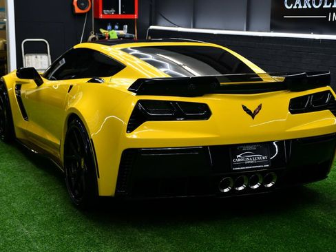 Used 2015 Chevrolet Corvette Z06 w/ 3LZ Preferred Equipment Group RWD image 9