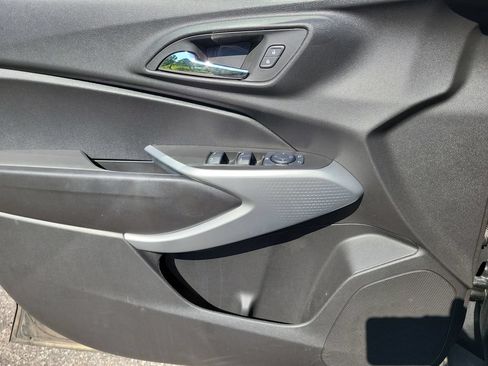 Used 2025 Chevrolet Trax RS w/ Sunroof Package FWD image 24