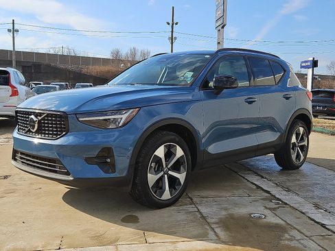 Certified 2023 Volvo XC40 B5 Plus w/ Driver Assist Package image 3