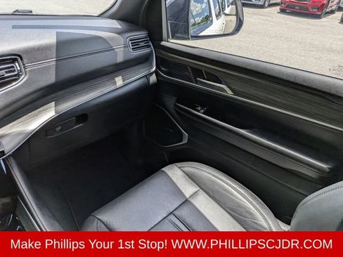 Certified 2024 Jeep Wagoneer L Series II AWD/4WD image 16