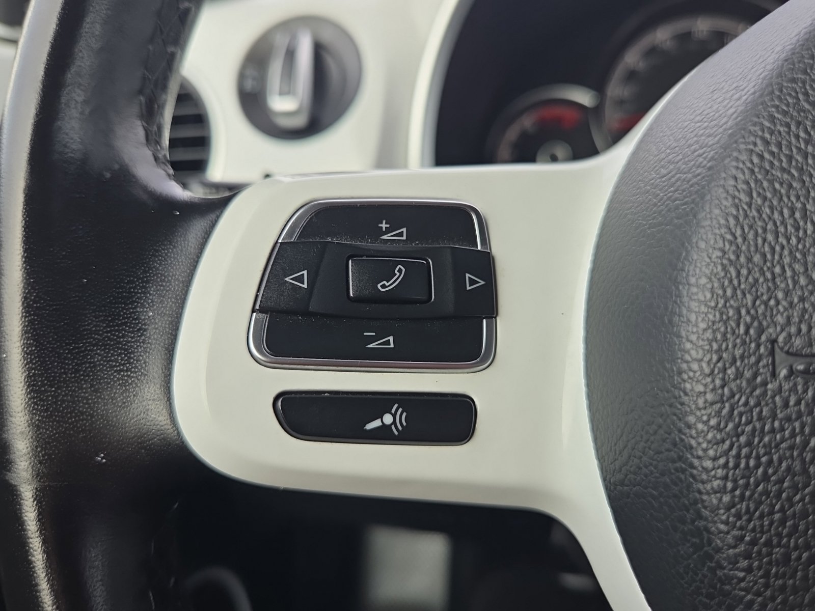 Used 2019 Volkswagen Beetle 2.0T SE FWD image 24