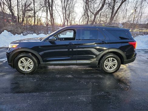 Used 2022 Ford Explorer XLT w/ Equipment Group 202A image 7
