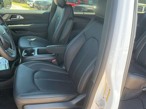 New 2026 Chrysler Voyager LX image 18