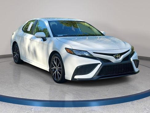 Used 2024 Toyota Camry SE image 3
