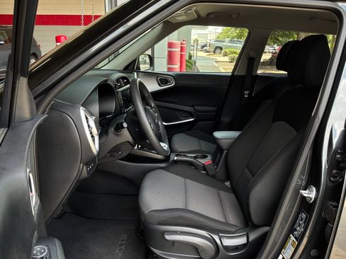 Used 2025 Kia Soul LX w/ LX Technology Package FWD image 10