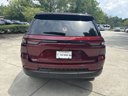 Used 2023 Jeep Grand Cherokee Altitude RWD image 6
