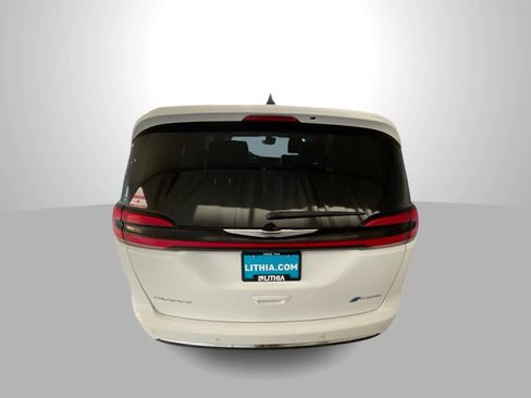 Used 2023 Chrysler Pacifica Touring-L FWD image 7