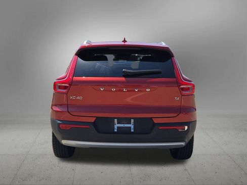 Used 2022 Volvo XC40 T4 Momentum FWD image 5