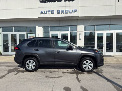 Used 2021 Toyota RAV4 LE AWD/4WD image 2