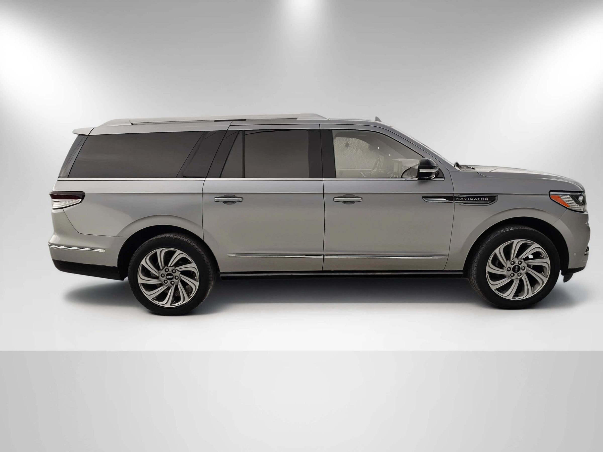 Used 2023 Lincoln Navigator L Reserve RWD image 4