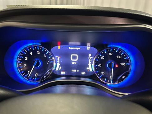 Used 2025 Chrysler Pacifica Select image 16