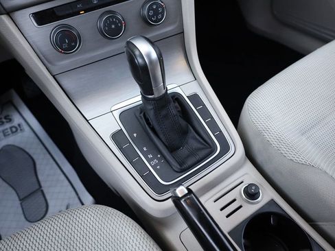 Used 2016 Volkswagen Golf S image 36