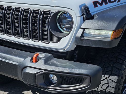 Used 2024 Jeep Gladiator Mojave w/ Safety Group AWD/4WD image 5