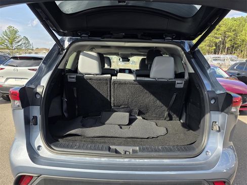 Used 2022 Toyota Highlander XLE image 10