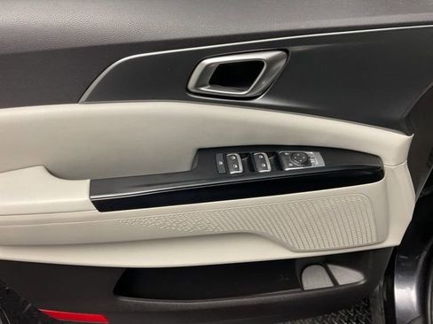 Used 2023 Kia Carnival LX image 11