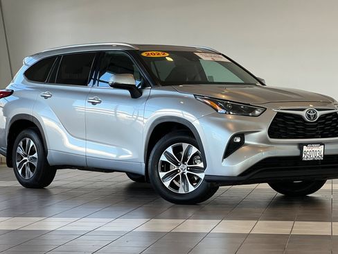 Certified 2022 Toyota Highlander XLE image 2