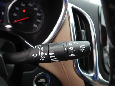 Used 2023 Chevrolet Equinox Premier image 24