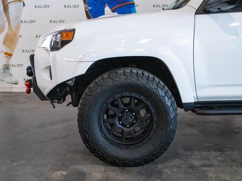 Used 2021 Toyota 4Runner Venture w/ Moonroof Package AWD/4WD image 17