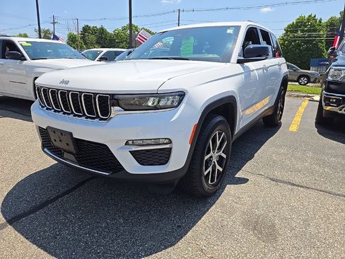 Certified 2025 Jeep Grand Cherokee Limited AWD/4WD image 3