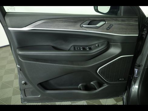 Used 2022 Jeep Grand Cherokee Limited image 21