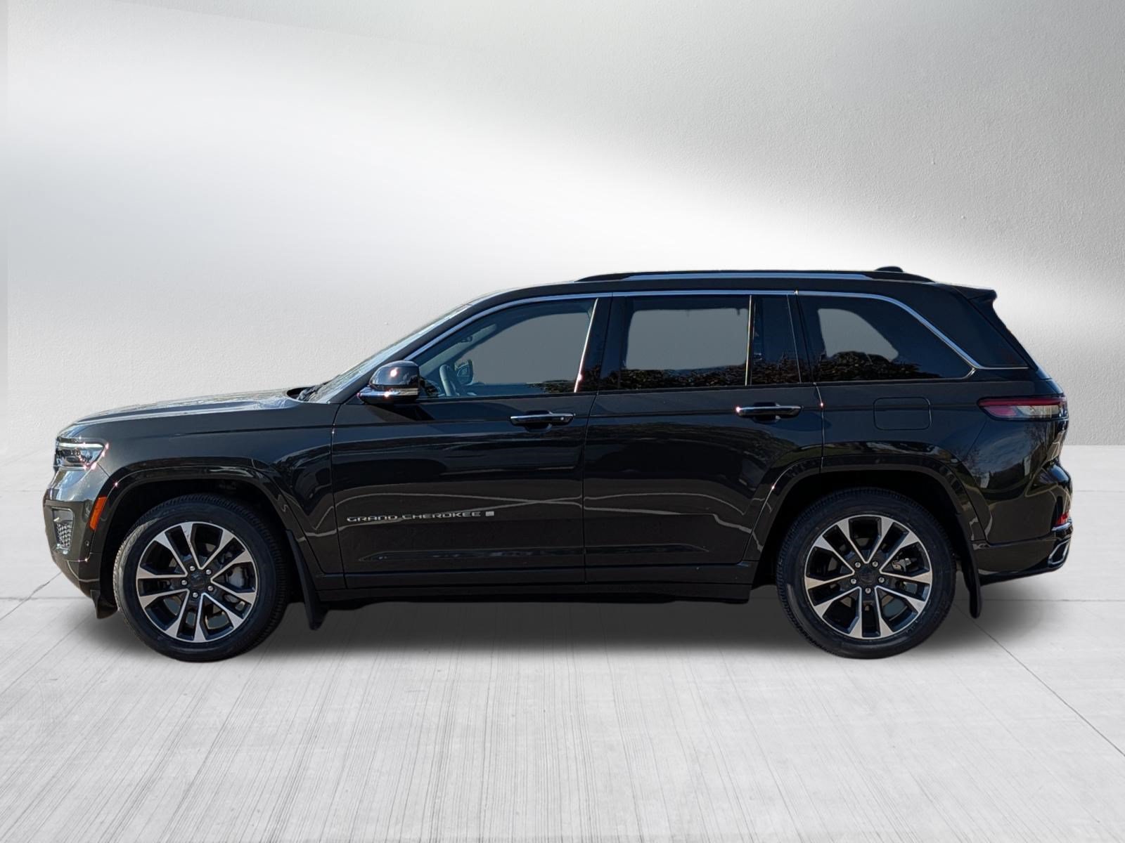Used 2023 Jeep Grand Cherokee Overland w/ Luxury Tech Group IV AWD/4WD image 4
