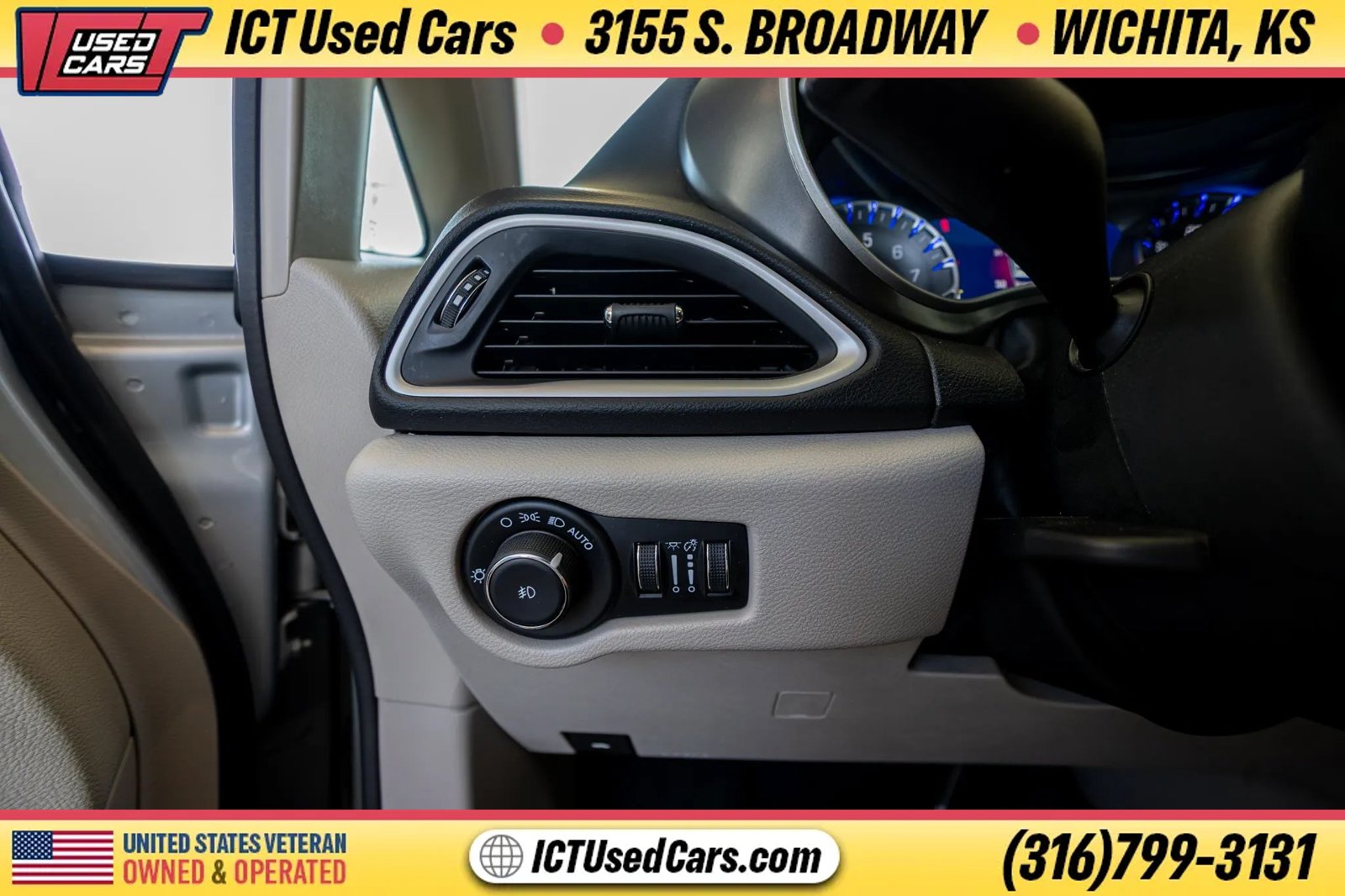 Used 2024 Chrysler Pacifica Touring-L FWD image 18