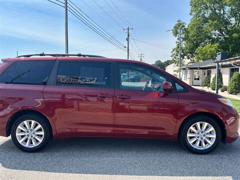 Used 2012 Toyota Sienna LE w/ Towing Pkg AWD/4WD image 6