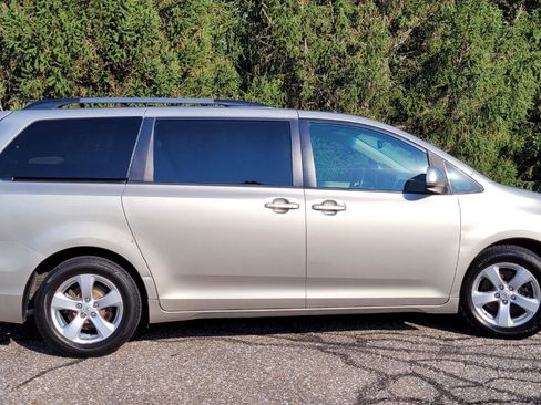 Used 2017 Toyota Sienna LE image 7