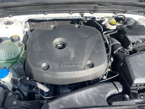 Used 2020 Volvo XC40 T5 Momentum image 32