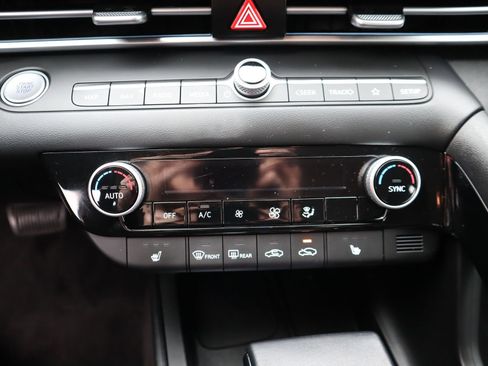 Used 2024 Hyundai Elantra Limited image 41