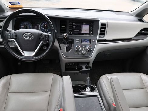 Used 2020 Toyota Sienna XLE image 15