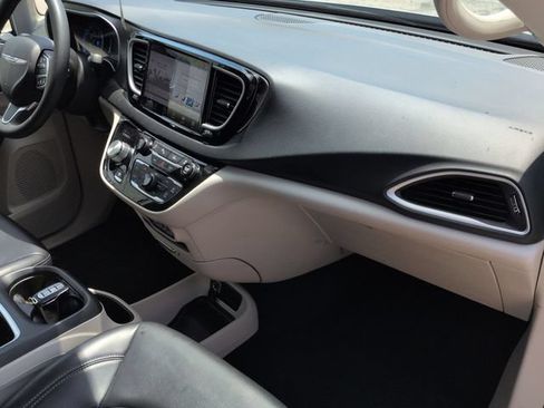 Used 2023 Chrysler Pacifica Touring-L FWD image 30