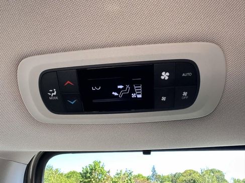 Used 2018 Chrysler Pacifica Touring-L FWD image 14