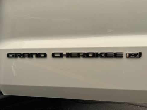 Certified 2022 Jeep Grand Cherokee Laredo X AWD/4WD image 20