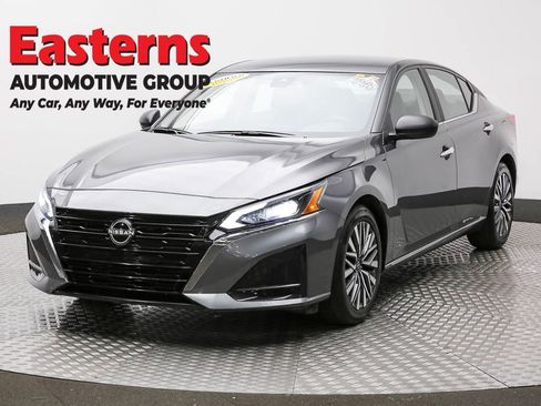 Used 2025 Nissan Altima 2.5 SV image 1