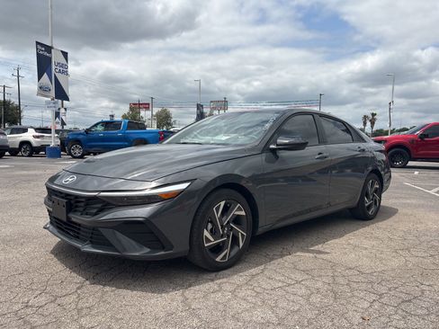 Used 2025 Hyundai Elantra Sport FWD image 7