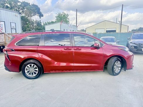 Used 2022 Toyota Sienna LE FWD image 4
