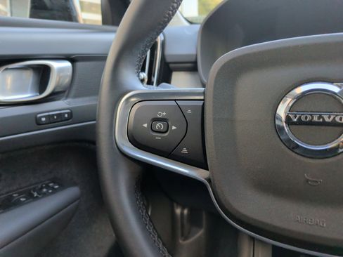 Used 2025 Volvo XC40 B5 Core image 19