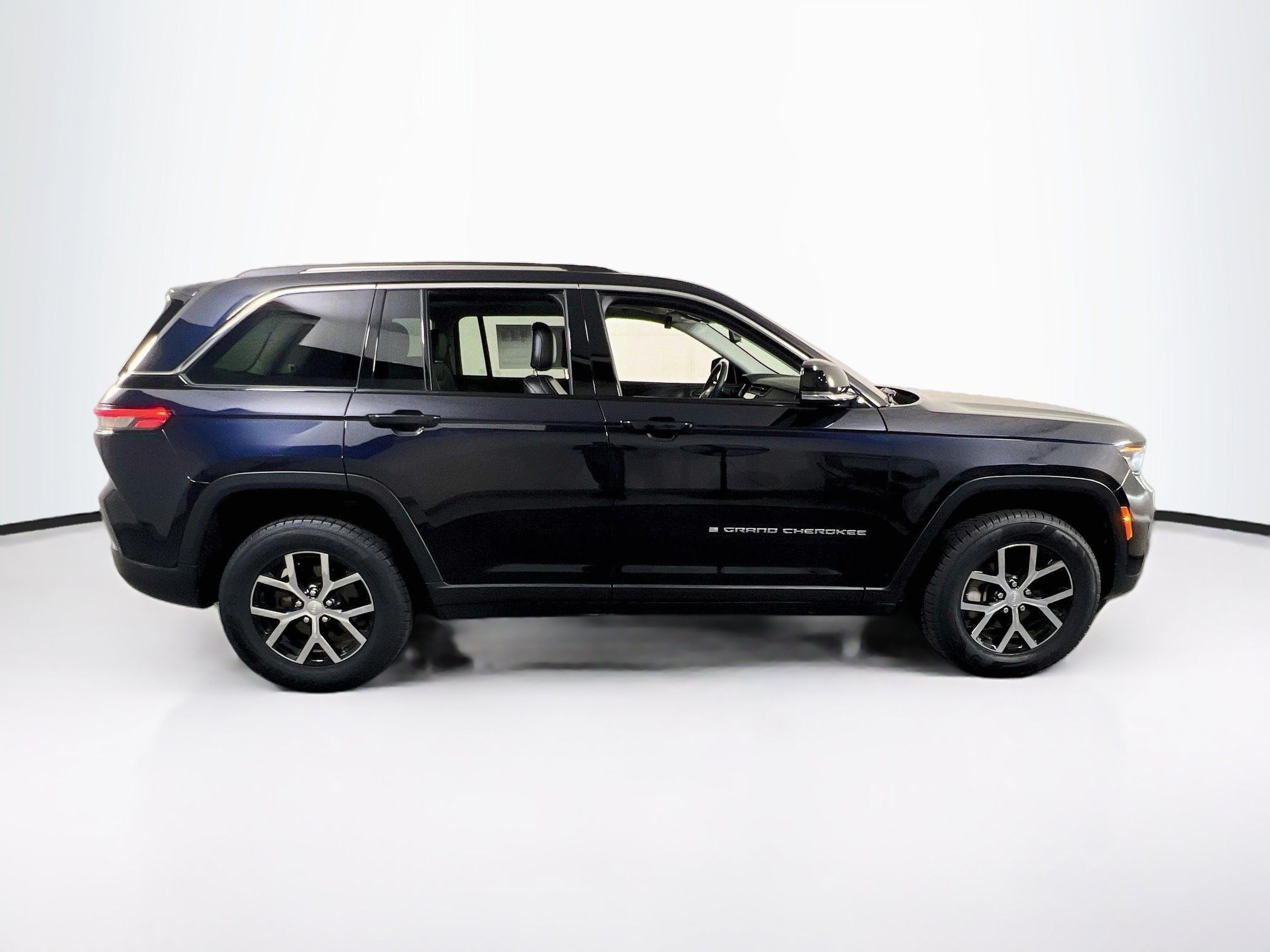 Used 2023 Jeep Grand Cherokee Limited AWD/4WD image 4