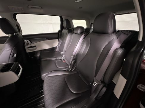 Used 2024 Kia Carnival LX FWD image 23