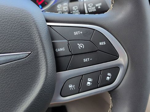 Used 2024 Chrysler Pacifica Select FWD image 27