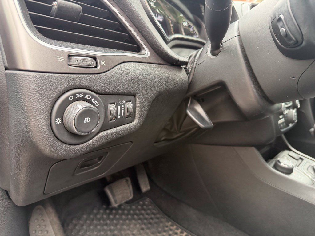 Used 2020 Jeep Cherokee Latitude Plus w/ Cold Weather Group AWD/4WD image 21
