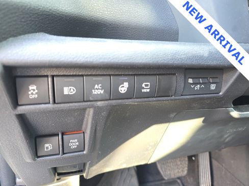 Used 2025 Toyota Sienna Platinum image 10