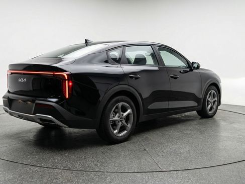 Used 2025 Kia K4 LXS image 9